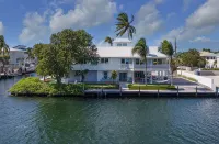 Waterfront Home, 200ft Dock, Gulf Access, Kayaks, Bicycles, Mini Golf, Game Room - อ่างจากุชชี่