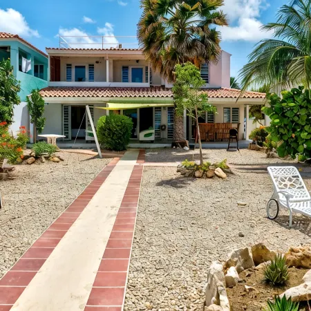 Charming oceanfront villa, great house reef near restaurant and dive operation