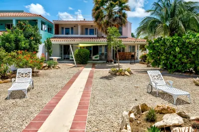 Charming oceanfront villa, great house reef near restaurant and dive operation Hotels in 