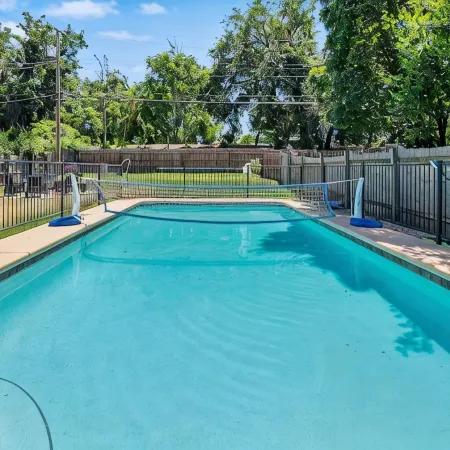 Private Apartment with pool, 5 min to downtown