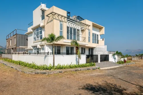 ELIVAAS 3BHK White House Villa with View - Wifi