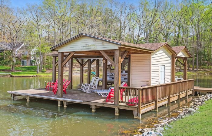 Lakefront 4Bd-2ba; Deep Water; Large Porch; Sleeps 14; Pet Friendly
