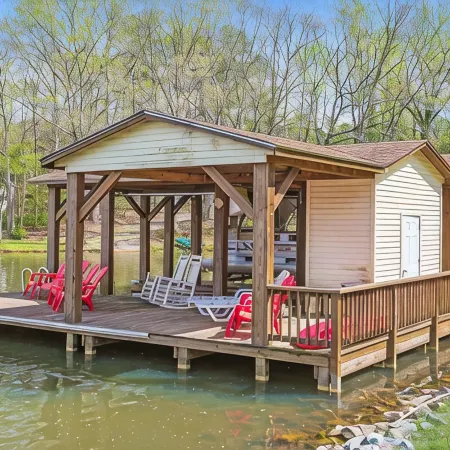 Lakefront 4Bd-2ba; Deep Water; Large Porch; Sleeps 14; Pet Friendly