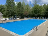 2 bedroom (sleeps 6) cozy condo in the heart of North Conway, NH. - balcony