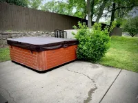 Lake Front Haven with Dual Living Rooms, Hot Tub - 4 stjerner