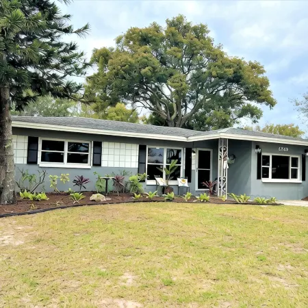 Cozy in Clearwater - A Quiet 4 Bedroom Home Minutes to the Beach.
