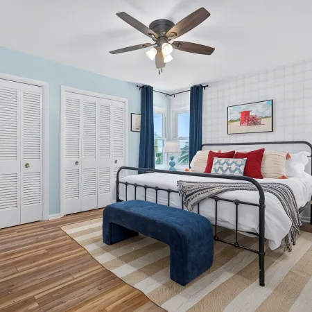 Serene Waterfront 5Br Sleeps 15 w/Heated Pool, Fire Pit, Boat & Jet Ski Lift