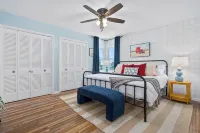 Serene Waterfront 5Br Sleeps 15 w/Heated Pool, Fire Pit, Boat & Jet Ski Lift - 4 stjerner