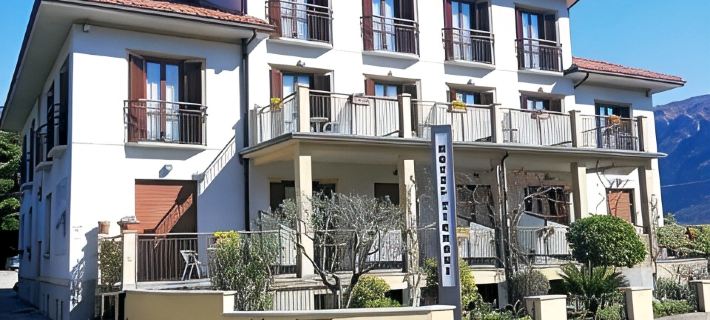 Hotel Fioroni Отели в г. Белладжо