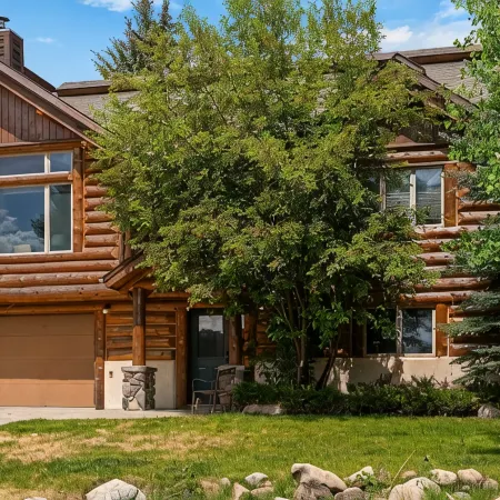 Freshly remodeled 3 bedroom condo with private hot tub!!