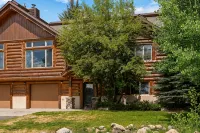 Freshly remodeled 3 bedroom condo with private hot tub!! - 4つ星