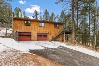 Bear Paw Haven-nestled in the trees. Pet & family friendly. HOT TUB, Free WiFi