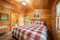 Secluded Cabin Near Dollywood with Hot Tub, Pool Table, Peace, Comfort & Privacy - ชาเลต์