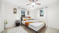 Sunny 3Br Oasis • Water View • 2 TVs • Beach Gear • Fenced Yard • Pet Friendly - Homestays