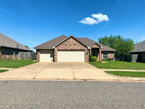 Comfortable South Edmond Home - 4bed 2bath - Jacuzzi
