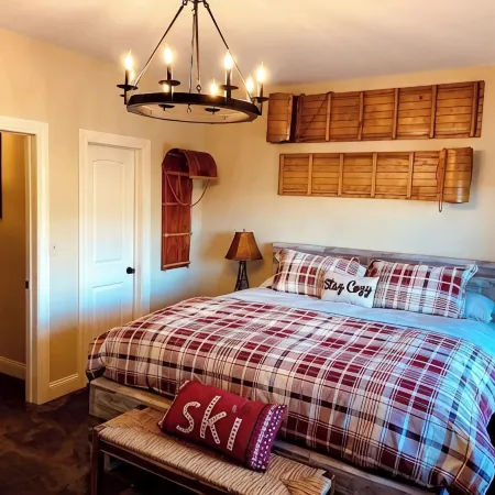 Apres Ski Luxury SKI-IN/OUT HUNTER MOUNTAIN Slopeside STEPS to Ski School Lodge