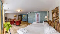 CRU Hotel Hotels in 