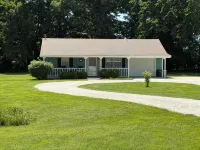 Cozy 2 Bedroom Country Cottage North of Parsons . Sleeps up to 5 people. - Wifi