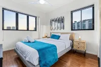 Central Brunswick Apartment Hotel - parking