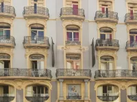 Red Nest Hostel Hotel dekat Torres de Serranos
