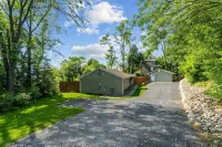 Cozy cottage w/hot tub, game room & backyard. Close to West Point and Bethel. - 4-Star