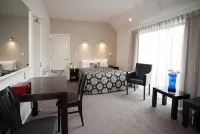 Cable Court Motel - Motels