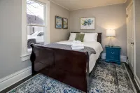 Couples Getaway | Walk to Unc | Free Cruiser Bikes - 3-Star