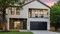 Beautiful, Cozy, Contemporary 4BR near Downtown Dallas - บังกะโล