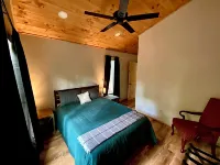 Cedar Hill Cabin 2 Bed 2 Bath Cabin in the Ozarks • Hot Tub •