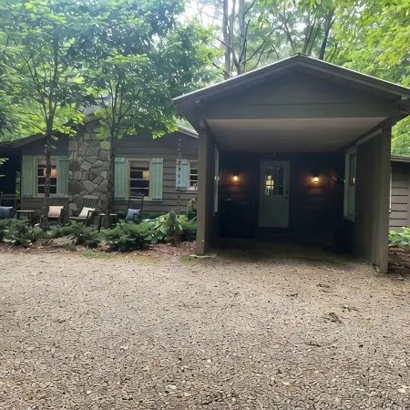 Cozy Highlands Cabin! Just 4 Miles to Town-Pet Friendly-Lots of Outdoor Space