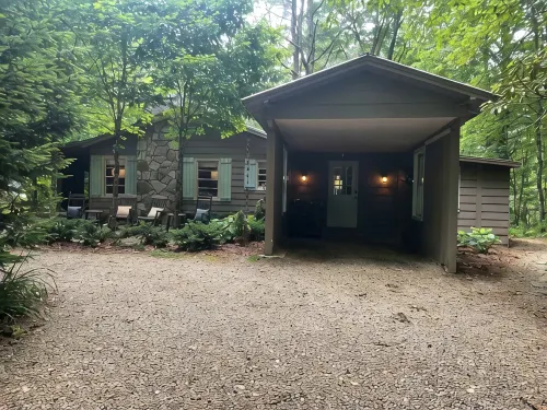 Cozy Highlands Cabin! Just 4 Miles to Town-Pet Friendly-Lots of Outdoor Space - 4-Sterne