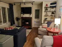 Beautiful Private Cottage, Sleeps 6, Walk to Beach - Homestays