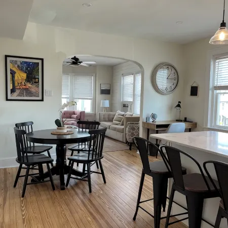 Newly renovated in the heart of Kennett Square. 3 miles from Longwood Gardens Отели в г. Кеннетт сквер