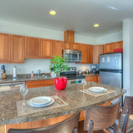 Water View! Luxury Starboard Suite-- walk to cafes, shops, galleries & beaches.