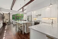 Shuttle to Village/lifts5 miles to base! Cozy Chalet! - 3-Star