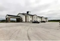 AmeriVu Inn and Suites - Crookston - parking