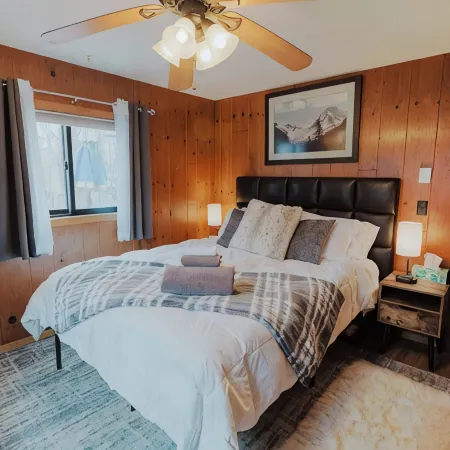 Tranquil 4-bedroom cabin, fireplace, firepit, games, private community