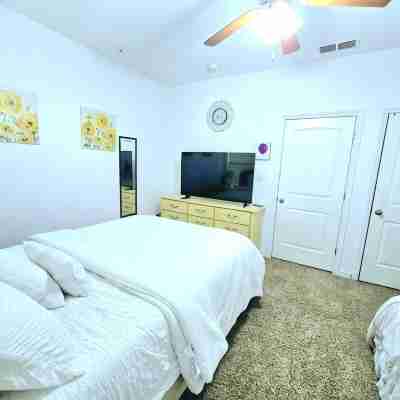 Charming 3-bedroom Home-away-from-Home with WiFi and indoor comfort in Odessa Rooms