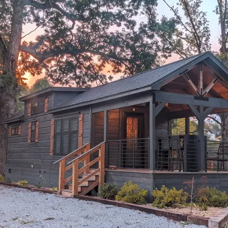 Onyx Owl Cabin: Private Hot Tub⁘Fire Pit⁘Heated Patio⁘Vineyard⁘Hiking⁘Golf