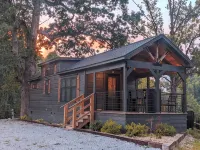 Onyx Owl Cabin: Private Hot Tub⁘Fire Pit⁘Heated Patio⁘Vineyard⁘Hiking⁘Golf - シャレー