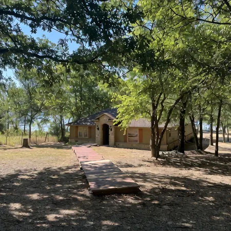 Beautiful lakefront house in 3 acre private woods