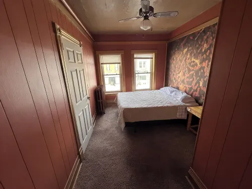 Fun 2-bedroom downtown 2nd floor loft style apartment with WiFi and theater room -  Privatzimmer