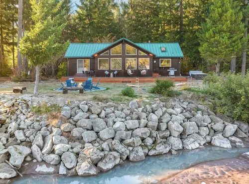 Th River House- Riverfront Cabin with Hot Tub, Fire Pit and Gazebo - 4-Star