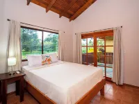 3 min walk to surf, 3bedrooms, Villa, Pool, Steps to the Beach! Hotels in Dominical