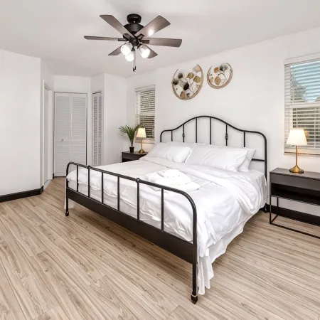 Poolside Paradise close to Clearwater 5br 2bath sleeps 12 with heated pool