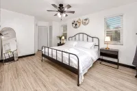 Poolside Paradise close to Clearwater 5br 2bath sleeps 12 with heated pool