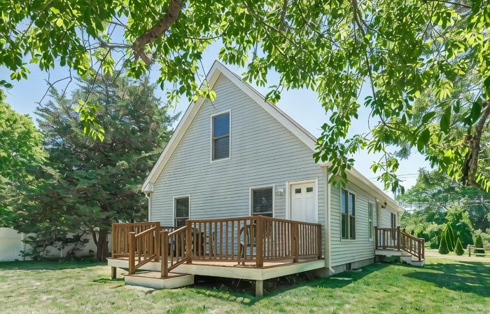Beautiful 3 bedroom  2 bath Home / Close to Town & Beach