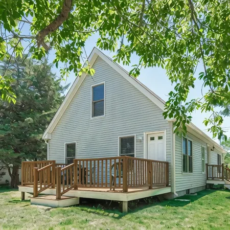 Beautiful 3 bedroom 2 bath Home / Close to Town & Beach