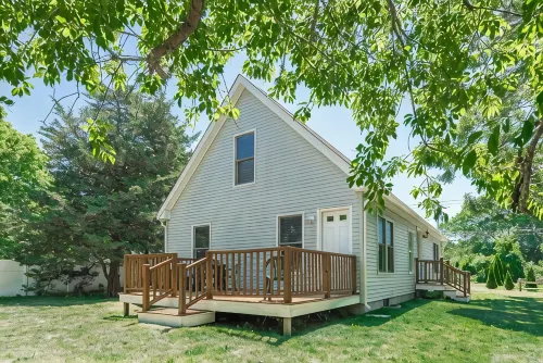 Beautiful 3 bedroom  2 bath Home / Close to Town & Beach