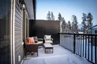 Mountain Views | Air Con | Garage | Large Deck | Nearby Trails | Parking - Wifi